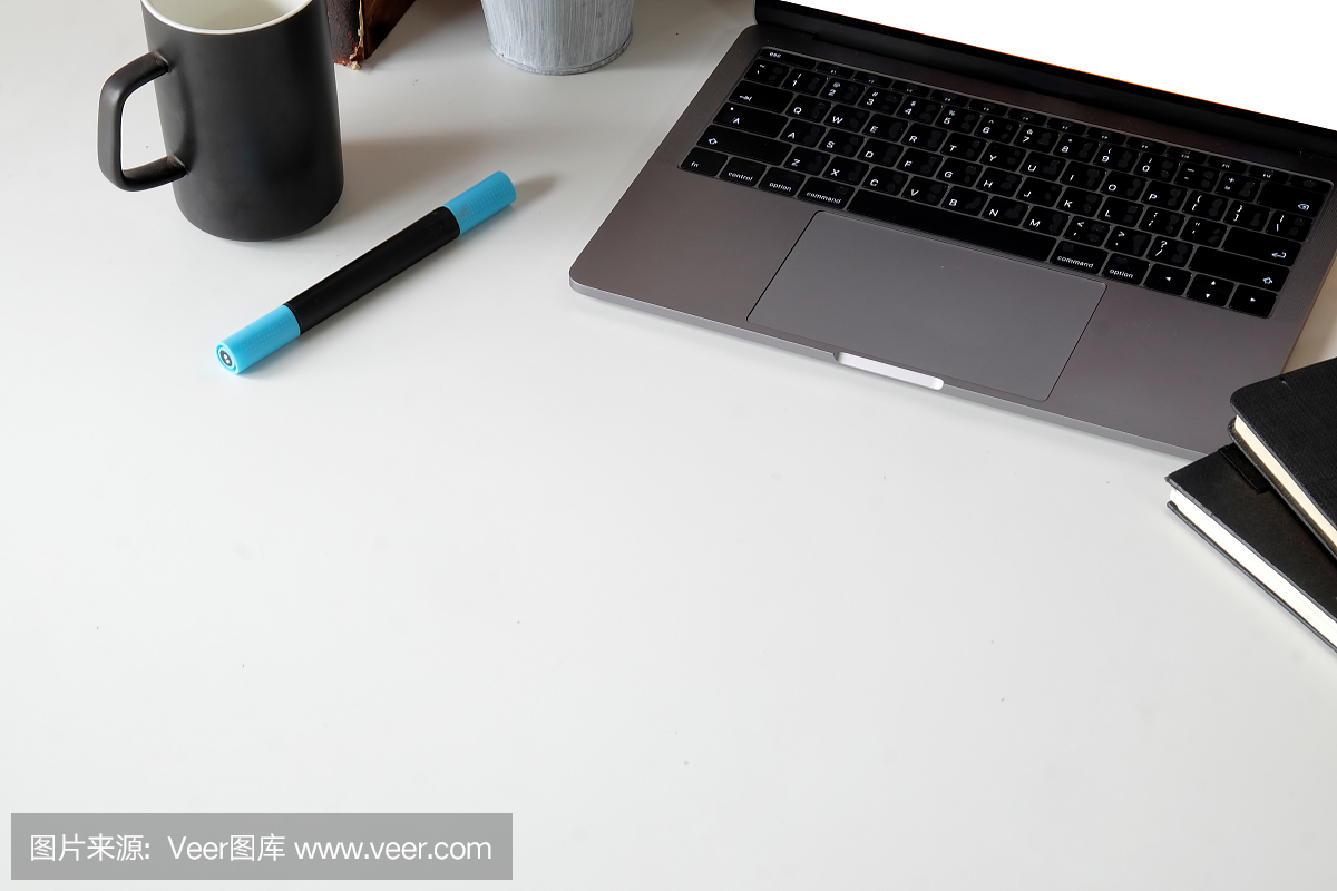頂視圖辦公桌,筆記本電腦和辦公用品。工作空間和復制空間